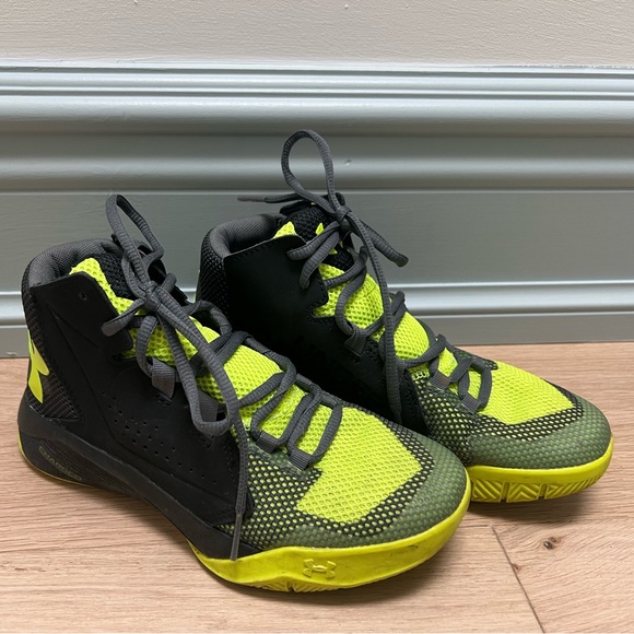 Under armour basketball shoes (grade school size 4) - Picture 1 of 4